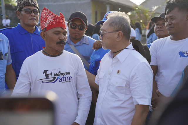 Menteri Koordinator Bidang Pangan Zulkifli Hasan (Zulhas) melakukan dialog dengan para nelayan dan bersih-bersih pantai di Banyuwangi. Foto: Dok. Istimewa