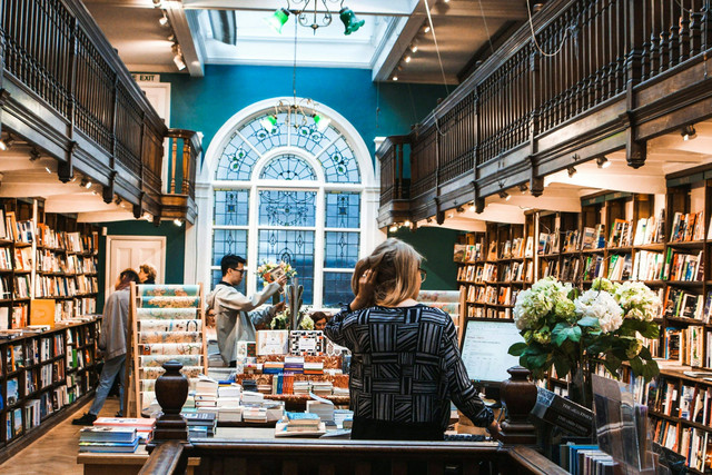 toko buku di Tangerang. Foto hanya ilustrasi, bukan tempat sebenarnya. Sumber: Unsplash/pauline loroy