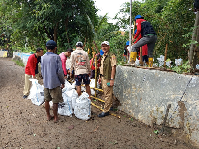 Pemkot Semarang bergerak cepat dalam menangani tanggul jebol di Kali Plumbon, Jalan Irigasi Utara, Kelurahan Mangunharjo, Kecamatan Tugu. Foto: Dok. Istimewa