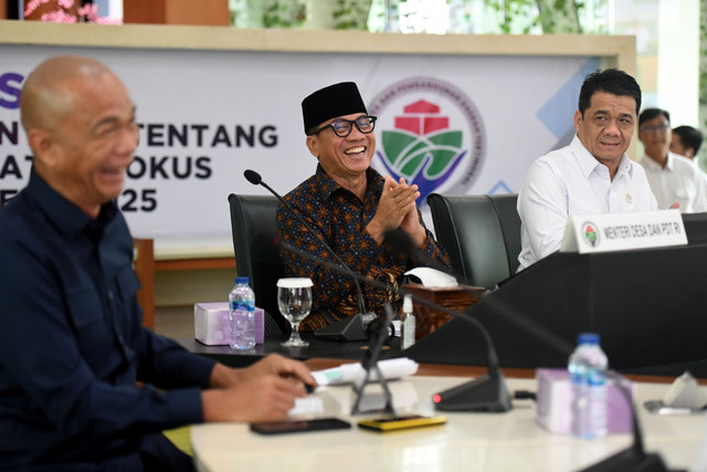 Menteri Desa dan Pembangunan Daerah Tertinggal (Mendes PDT) Yandri Susanto (tengah) dan Wamendes PDT Riza Patria (kanan). Foto: Dok. Kemendes PDT