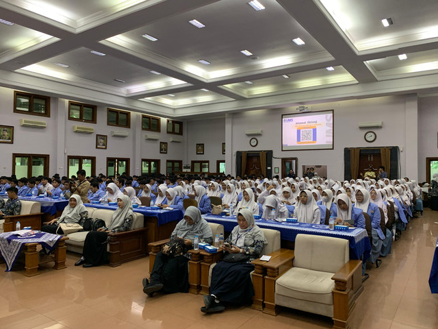 Ratusan murid SMA Muhammadiyah 2 Sidoarjo tengah mendengarkan materi mengenai program unggulan dan beasiswa yang diberikan UMS. Dok Humas UMS