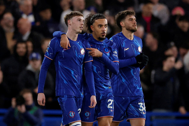 Cole Palmer, Malo Gusto, dan Marc Guiu saat Chelsea vs West Ham dalam laga lanjutan Liga Inggris 2024/25 di Stadion Stamford Bridge, London, pada Selasa (4/2) dini hari WIB. Foto: Action Images via Reuters/Andrew Couldridge