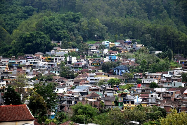 Luas Kota Batu. Foto Kota Batu. Sumber: unsplash.com/dodohawe show