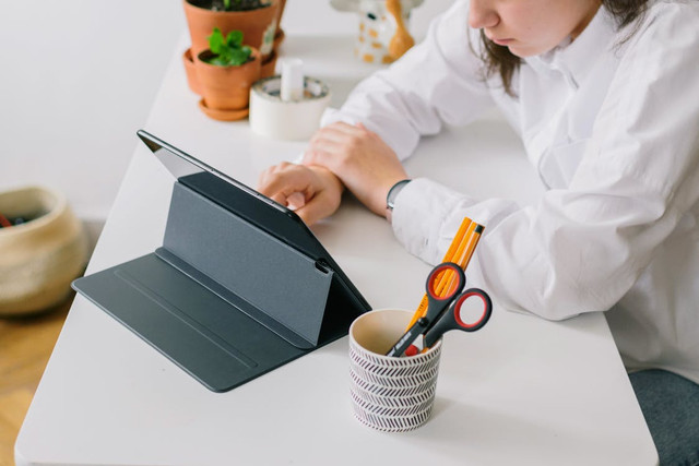 Tablet sering digunakan siswa untuk mendukung aktivitas pembelajaran, seperti mengakses materi digital, mengerjakan tugas, video conference. Foto: Pexels.com