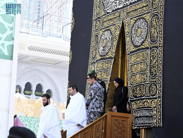 Presiden Suriah untuk fase transisi Ahmed al-Sharaa (depan) keluar dari dalam Ka;bah di sela ibadah umrah, 3 februari 2025. Di belakang tampak istrinya, Latifa. Foto: Saudi Press Agency/Handout via REUTERS