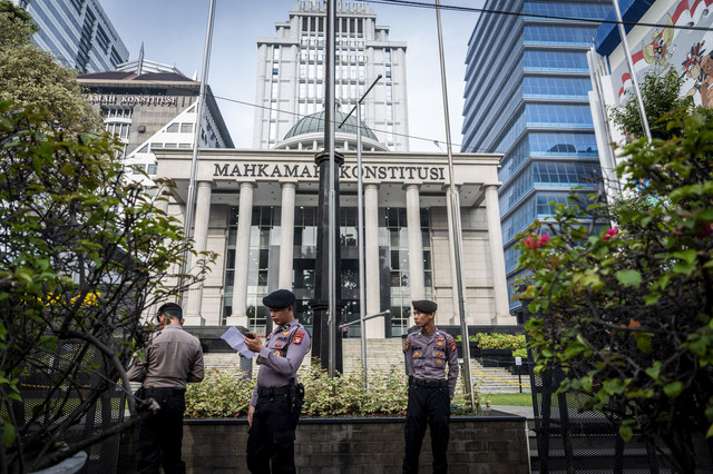 Polisi berjaga di depan gedung Mahkamah Konstitusi saat melakukan pengamanan sidang pengucapan putusan sela (dismissal) sengketa Pilkada 2024 di Jakarta, Selasa (4/2/2025). Foto: Bayu Pratama S/ANTARA FOTO