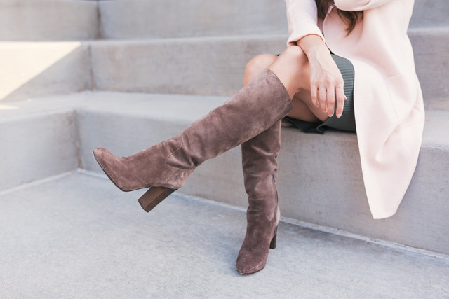 Ilustrasi Tips Memilih Sepatu Boots Wanita, Foto: Unsplash/Arnel Hasanovic