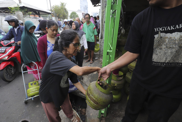 Seorang warga membeli gas elpiji 3 kilogram di kawasan Palmerah, Jakarta Barat, Selasa (4/1/2025). Foto: Jamal Ramadhan/kumparan