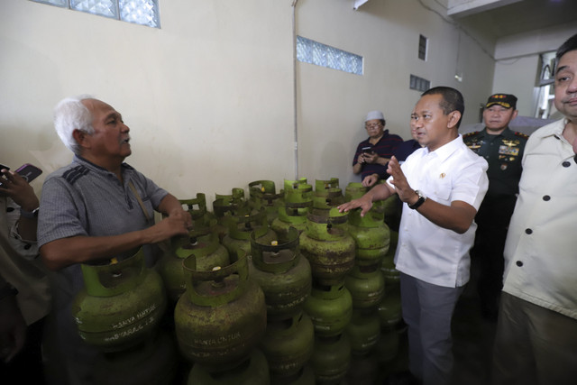 Menteri Energi dan Sumber Daya Mineral (ESDM) Bahlil Lahadalia berbincang dengan pedagang gas elpiji 3 kilogram di kawasan Palmerah, Jakarta Barat, Selasa (4/1/2025). Foto: Jamal Ramadhan/kumparan