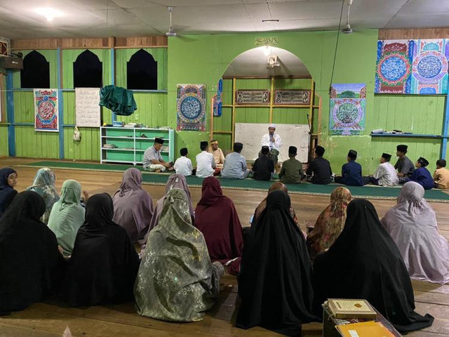 Ketua Sekolah Tinggi Ilmu Tarbiyah (STIT) Hidayatullah Batam, Dr. Muhammad Ramli, memberikan motivasi kepada para santri Pondok Pesantren Hidayatullah Lingga dalam kunjungannya ke Daik, Kabupaten Lingga.