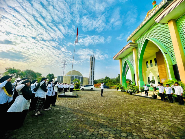 Sekolah Tinggi Agama Islam Negeri (STAIN) Sultan Abdurrahman Kepulauan Riau menggelar apel Senin pagi yang berlangsung di halaman Gedung Rektorat pada Senin, 3 Februari 2025. Bertindak sebagai pembina apel adalah Wakil Ketua I STAIN Kepri, Aris Bintania, M.Ag., yang menyampaikan sejumlah pesan penting kepada seluruh peserta apel yang terdiri dari unsur pimpinan, dosen, dan tenaga kependidikan.