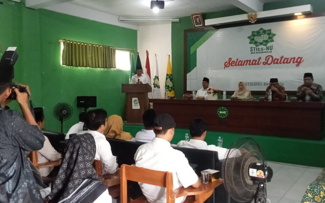 Sekolah Tinggi Ilmu Ekonomi Syariah Nahdlatul Ulama (STIESNU) Bengkulu menggelar Focus Group Discussion (FGD) bersama Badan Amil Zakat Nasional (BAZNAS) Pusat dengan tema “Tata Kelola Pengelolaan Zakat, Infak, dan Sedekah (ZIS)”. Acara ini menghadirkan pemateri utama, Nyai Hj. Saidah Sakwan, MA, alumni UIN Syarif Hidayatullah Jakarta sekaligus mantan anggota DPR RI.