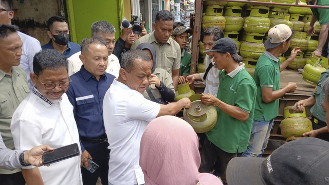 Menteri ESDM, Bahlil Lahadalia meninjau pendistribusian gas di pangakalan agen Tangerang. Foto: kumparan