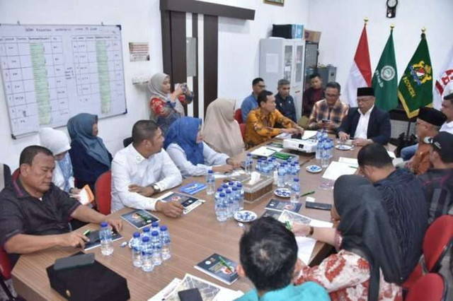 Sebagai langkah nyata dalam meningkatkan kompetensi mahasiswa dan membuka lebih banyak peluang kerja bagi lulusannya, serta memperkuat kemitraan dengan Dunia Usaha Dunia Industri (DUDI). Politeknik Negeri Bengkalis (Polbeng) beberapa waktu lalu, melakukan kunjungan kerja ke Asosiasi Petani Kelapa Sawit Indonesia (Apkasindo) di Pekanbaru.