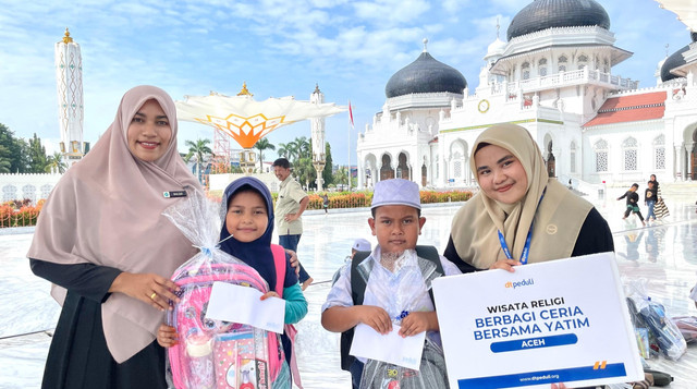 Senyum Bahagia Sahabat Yatim yang ikut Wisata Religi bareng Tim DT Peduli Aceh (Sumber : DT Peduli)