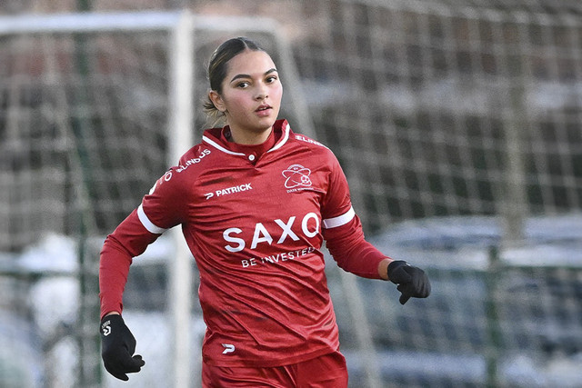 Pemain Timnas Wanita Indonesia Stella Loupatty saat menjalani debut bersama SV Zulte Waregem di Liga Belgia Wanita pada Sabtu (1/2). Foto: Instagram/ @lottosuperleague_be