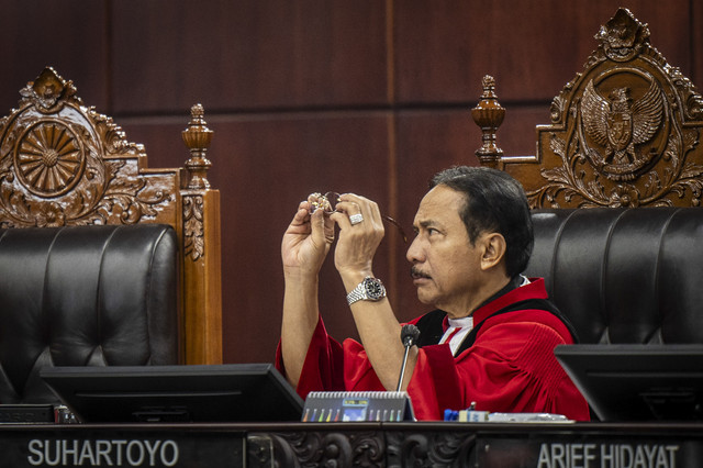 Ketua Mahkamah Konstitusi Suhartoyo memimpin sidang pengucapan putusan sela (dismissal) sengketa Pilkada 2024 di Gedung Mahkamah Konstitusi, Jakarta, Selasa (4/2/2025). Foto: Bayu Pratama S/ANTARA FOTO