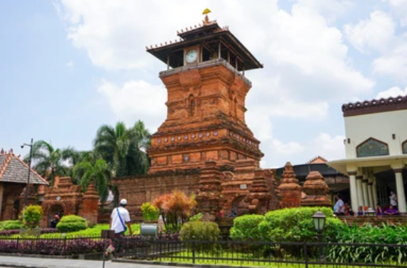 Menara Kudus (Sumber: shutterstock.com)