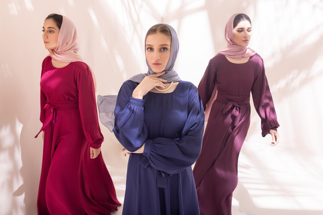 Ilustrasi Ide Outfit Bukber Wanita 2025, Foto: Unsplash/The Hijab Company