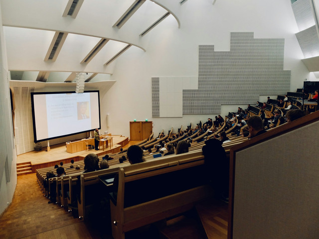 Kampus di Jakarta Pusat. Foto hanya sebagai ilustrasi, bukan tempat sebenarnya. Sumber foto: Unsplash-Dom Fou