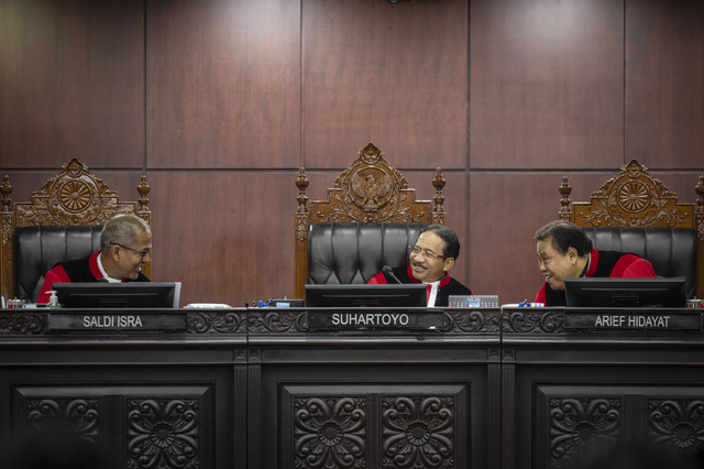 Ketua Mahkamah Konstitusi Suhartoyo, Wakil Ketua MK Saldi Isra, dan Hakim Konstitusi Arief Hidayat berbincang saat sidang pengucapan putusan sela (dismissal) sengketa Pilkada 2024 di Gedung Mahkamah Konstitusi, Jakarta, Selasa (4/2/2025). Foto: Bayu Pratama S/ANTARA FOTO