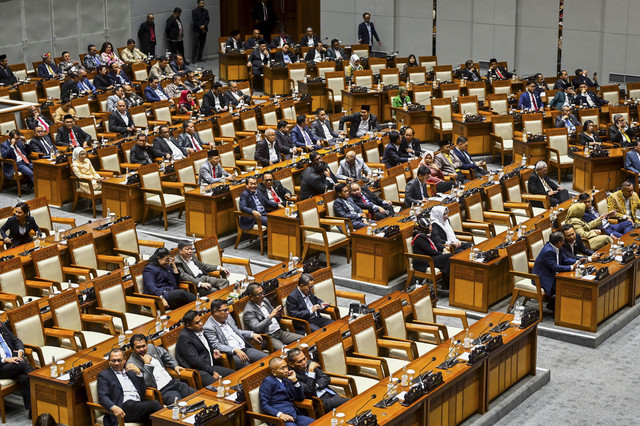 Anggota DPR mengikuti Rapat Paripurna ke-12 Masa Persidangan II Tahun Sidang 2024-2025 di Kompleks Parlemen, Senayan, Jakarta, Selasa (4/2/2025). Foto: Rivan Awal Lingga/ANTARA FOTO