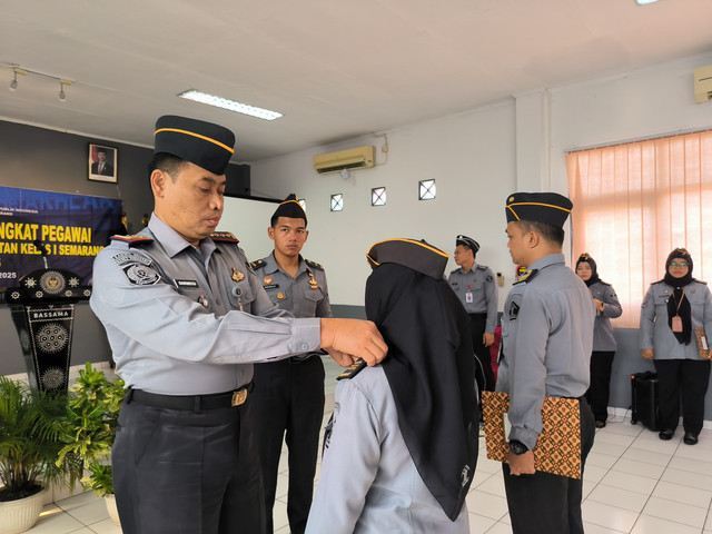 Kepala Bapas Semarang Sarwito menyematkan tanda pangkat kepada Pegawai yang menerima kenaikan pangkat