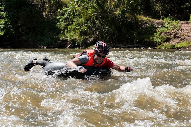 Cikuluwung River Tubing. Foto hanya ilustrasi, bukan tempat sebenarnya. Sumber: Unsplash/Avtar Singh Sandhu