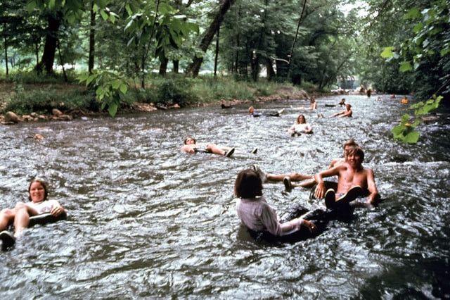 Cikadongdong River Tubing. Foto hanya ilustrasi, bukan tempat sebenarnya. Sumber: Unsplash/Documerica