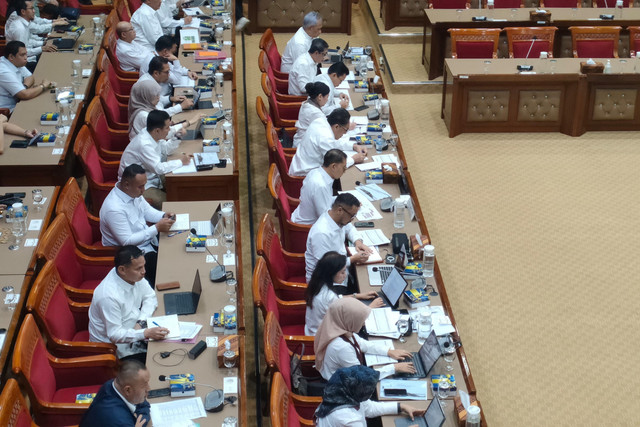 Menteri Kebudayaan Fadli Zon mengikuti rapat kerja Komisi X DPR RI, Selasa (4/2/2025). Foto: Haya Syahira/kumparan