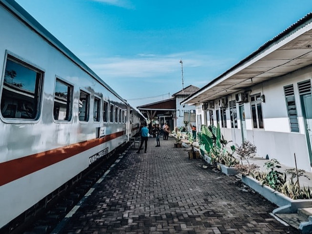 Stasiun Cipeundeuy. Foto hanyalah ilustrasi bukan tempat sebenarnya. Sumber: Unsplash/Harry Prabowo