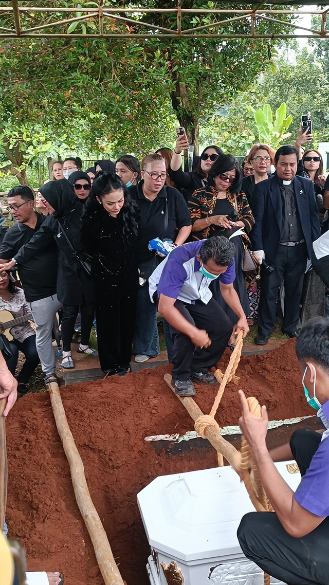 Krisdayanti dan Yuni Shara menghadiri prosesi pemakaman manajer, Selby Anwar, TPU Astana Raga, Pondok Benda, Pamulang, Selasa (4/2).  Foto: Giovanni/kumparan