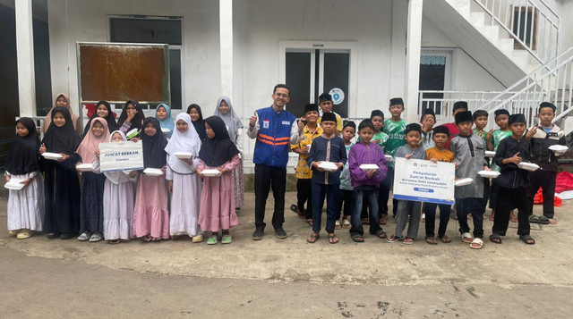 Kebahagiaan Santri Shuffah Almustanir bersama Tim DT Peduli Cianjur (Sumber : DT Peduli)