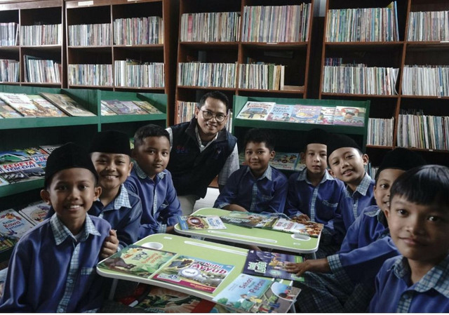 Foto : Iim Rusyamsi, Ketua Umum OK OCE Bersama Anak-anak SDN 1 Darma Kuningan, Jawa Barat