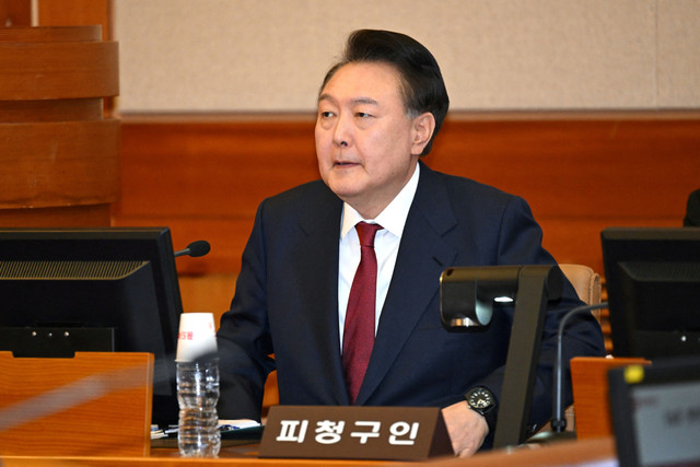 Presiden Korea Selatan yang dimakzulkan Yoon Suk Yeol menghadiri sidang kelima persidangan pemakzulannya atas penerapan darurat militer yang dilakukannya di Mahkamah Konstitusi, Seoul, Korea Selatan, Selasa (4/2/2025). Foto: Jung Yeon-je/Pool via REUTERS