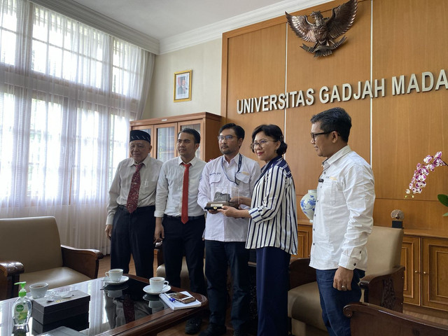 Nugroho Imam Setiawan menyerahkan batuan dari Antartika kepada Rektor UGM, Ova Emilia. Foto: Resti Damayanti/Pandangan Jogja