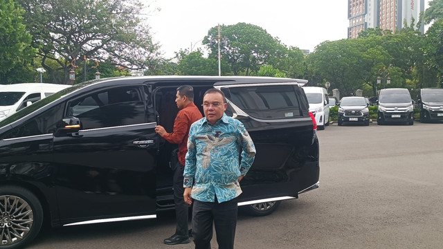 Wakil Ketua DPR RI Sufmi Dasco Ahmad tiba di Istana Negara, Jakarta Pusat, Selasa (4/2/2025). Foto: Zamachsyari/kumparan