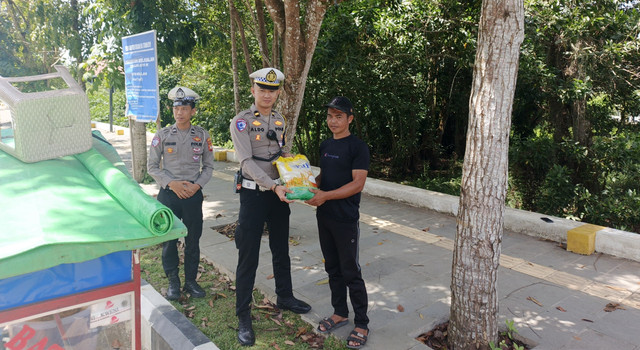 Satlantas Polres Sekadau menyerahkan bantuan kepada pedagang keliling. Foto: Dok. Polres Sekadau