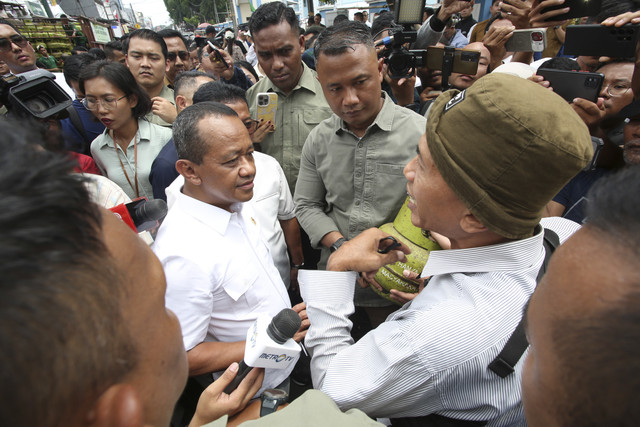 Menteri Energi dan Sumber Daya Mineral (ESDM) Bahlil Lahadalia (kedua kiri) berdialog dengan warga yang mengamuk saat antre membeli gas 3 kilogram di Karawaci, Tangerang, Banten, Selasa (4/2/2025). Foto: Muhammad Iqbal/ANTARA FOTO