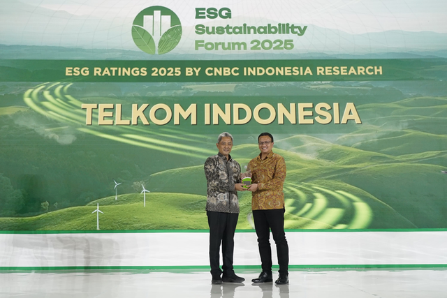 Deputi Bidang Tata Lingkungan Hidup dan Sumber Daya Alam Berkelanjutan BPLH Sigit Reliantoro (kiri) menyerahkan penghargaan ESG Sustainability Ratings 2025 kepada VP Sustainability Telkom Gunawan Wasisto Ciptaning Andri (kanan) di Auditorium Menara Bank Mega, Jakarta pada, Jumat (31/1).). Foto: Dok. Telkom