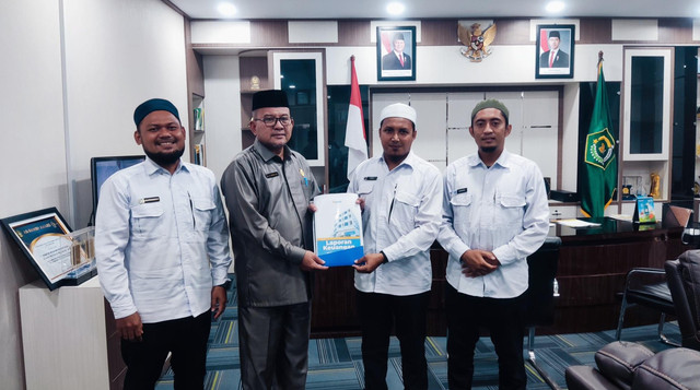 Penyerahan Laporan Penghimpunan Tahun 2024 DT Peduli Aceh kepada Kemenag Aceh (Sumber : DT Peduli)