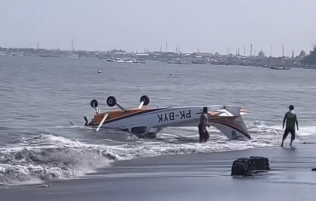 Pesawat latih milik Akademi Penerbangan Indonesia (API) jatuh di bibir Pantai Muncar, Banyuwangi, Selasa (4/2/2025). Foto: Dok. Basarnas Surabaya