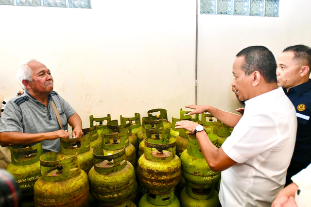 Menteri ESDM, Bahlil Lahadalia saat sidak ke sejumlah pangkalan LPG di Jakarta dan Tangerang, Selasa (4/2). Foto: Dok. Pertamina