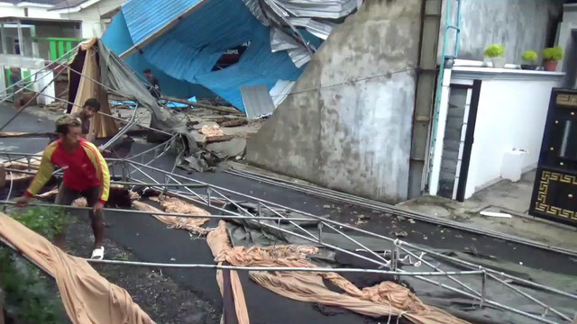 Atap rumah warga roboh akibat angin kencang di Jalan Purnawirawan, Swadaya 4, Gunung Terang, Langkapura, Bandar Lampung. | Foto: Sinta Yuliana/Lampung Geh