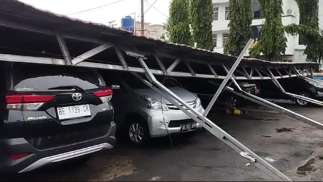 Atap Parkiran Dinas Pemadam Kebakaran dan Penyelamatan Kota Bandar Lampung ambruk. | Foto: Istimewa