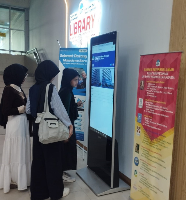 Mahasiswa UIN Jakarta sedang menggunakan layar sentuh Perpustakaan Digital UIN Jakarta (Dok. Pribadi) 