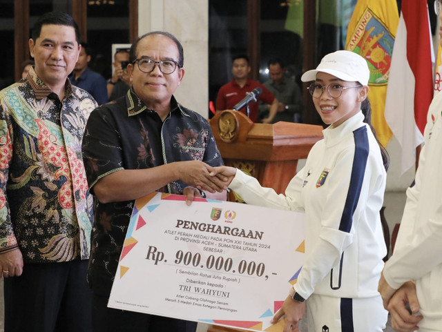 Penyerahan penghargaan kepada atlet peraih medali di Pekan Olahraga Nasional (PON) XXI Aceh-Sumatera Utara (Sumut) 2024 oleh Pj. Gubernur Lampung, Samsudin | Foto : Dok. Adpim