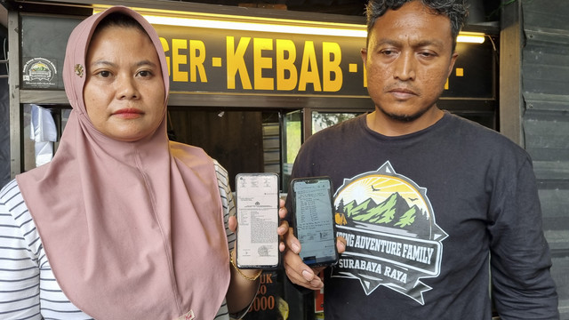 Ardi Sumart (kanan) dan istrinya Febriana Risanti (kiri) warga Sememi, Surabaya, yang menjadi korban penipuan program bantuan pinjaman dana untuk UMKM, Selasa (4/2/2025). Foto: Farusma Okta Verdian/kumparan