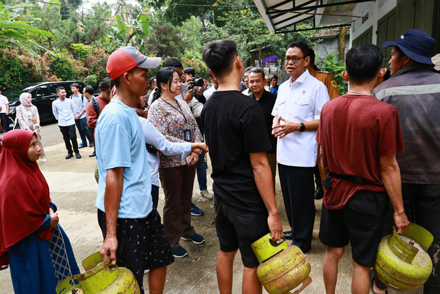 Wakil Menteri ESDM, Yuliot (ketiga dari kanan) saat sidak LPG 3 kg di pangkalan Babakan Madang, Bojong Koneng, Kadumangu, Citaringgul, Bogor, Jawa Barat. Foto: Dok. Pertamina