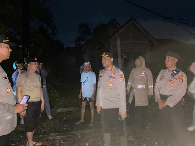 Kapolresta Bandar Lampung, Kombes Pol Alfret Jacob Tilukay saat meninjau lokasi puluhan Atap rumah roboh akibat angin kencang. | Foto: Sinta Yuliana/Lampung Geh